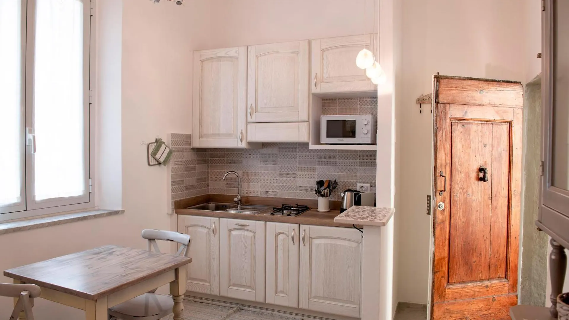 Lanza Apartment By Mamo Floransa